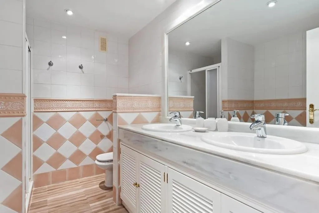Awesome 3 Bedroom Apart. W/ 4 Terraces, Pool & Parking Marbella Apartment