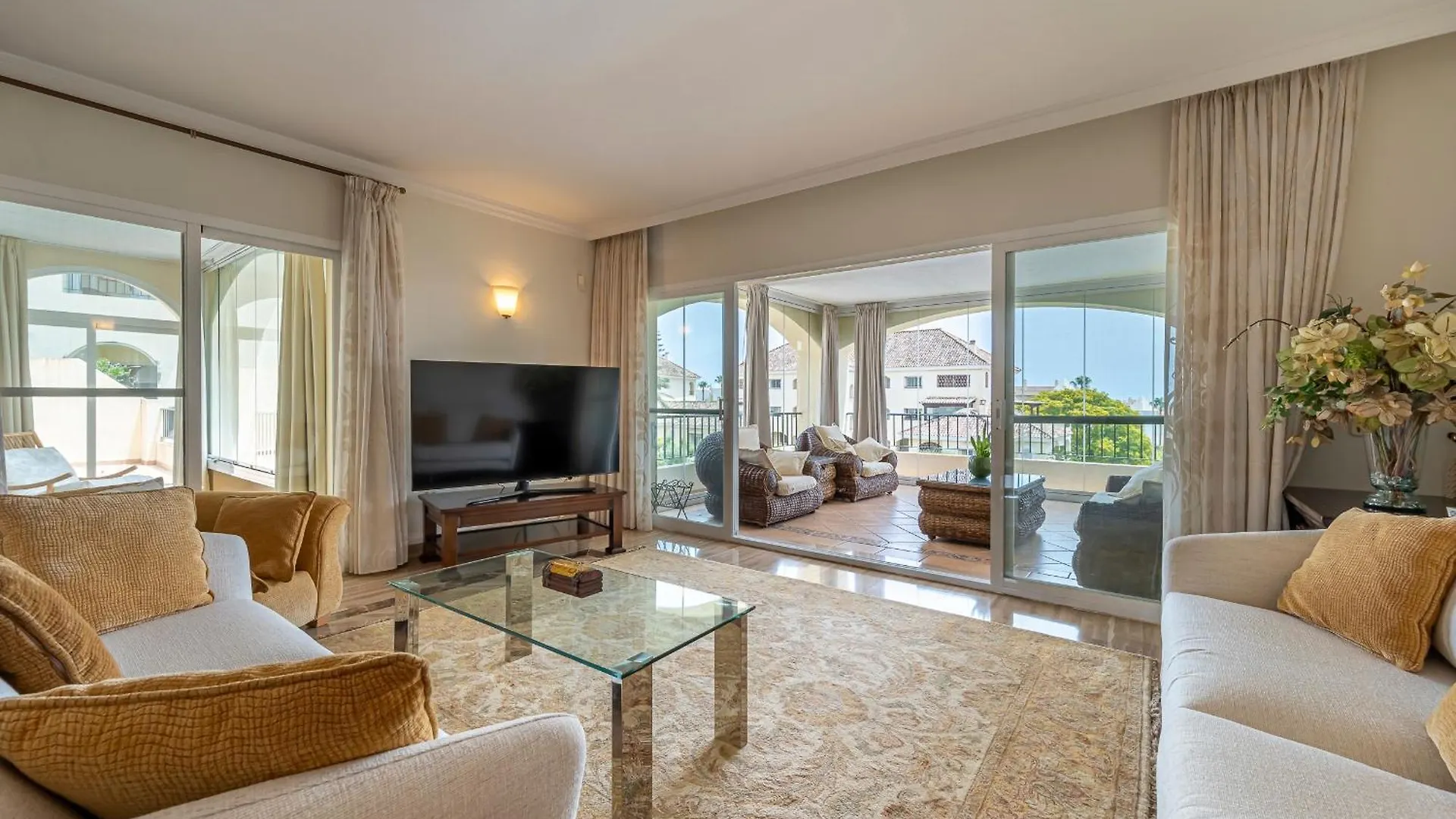 Awesome 3 Bedroom Apart. W/ 4 Terraces, Pool & Parking Marbella