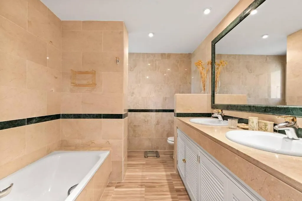 Awesome 3 Bedroom Apart. W/ 4 Terraces, Pool & Parking Марбелья
