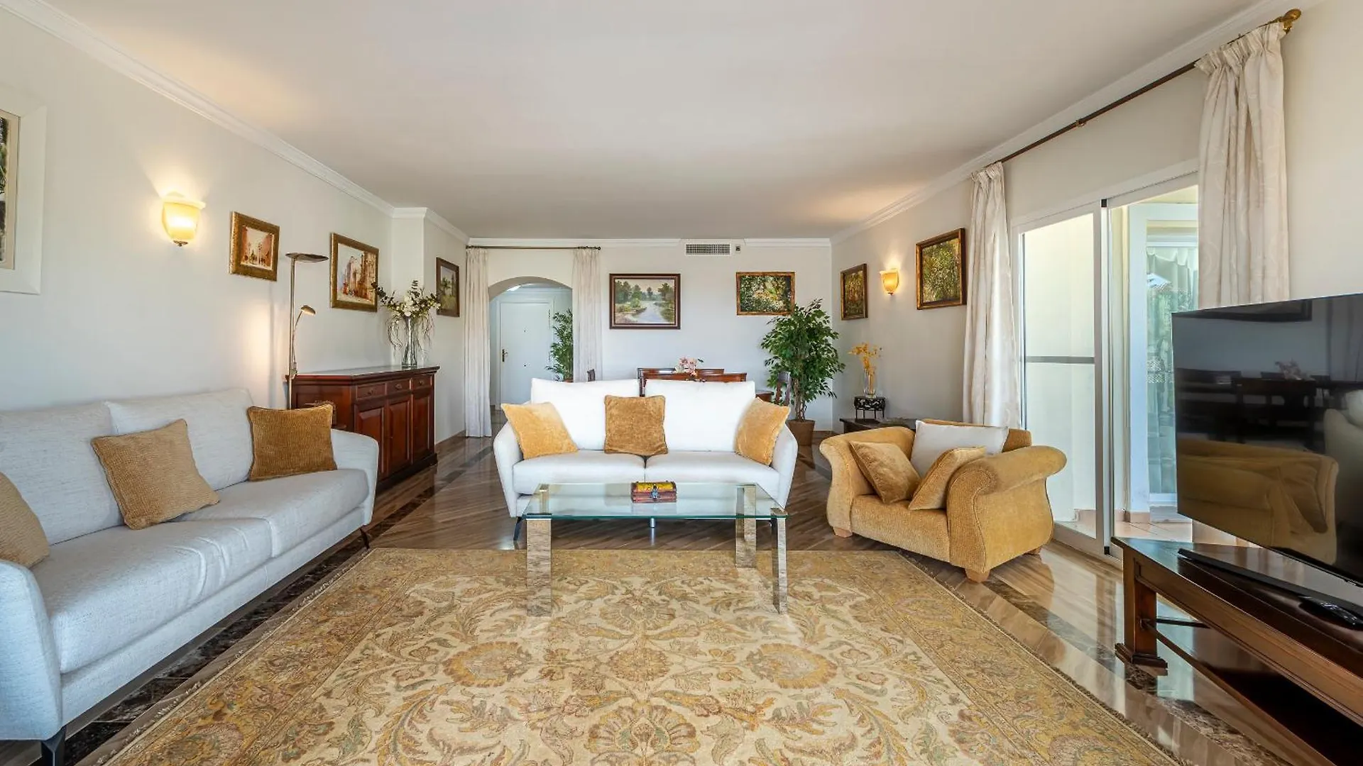 Апартаменты Awesome 3 Bedroom Apart. W/ 4 Terraces, Pool & Parking Марбелья